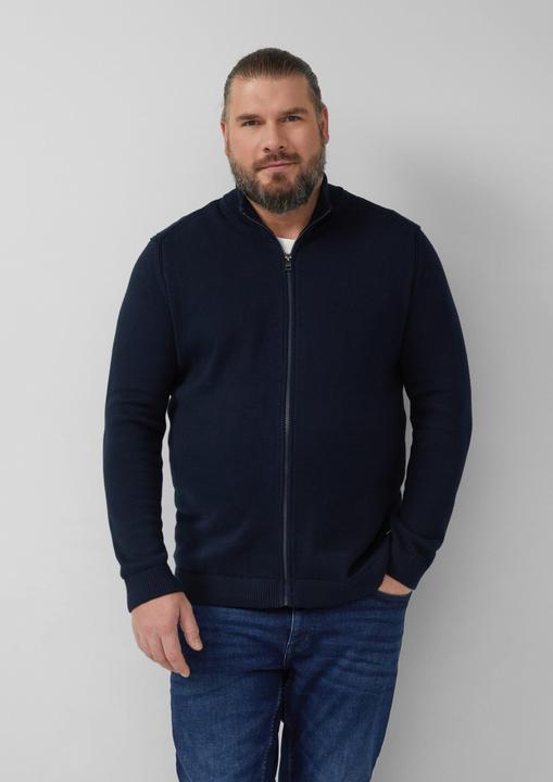 Produktbild s.Oliver Strickjacke Baumwoll-Strickjacke mit Stehkragen und Logo-Patch (4XL)
