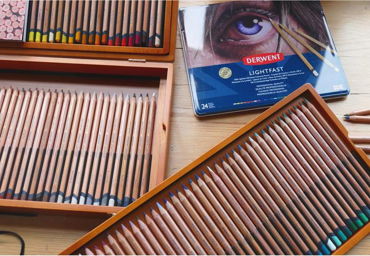 Image du produit Derwent Crayons de couleur dans boîte cadeau en bois (100x)