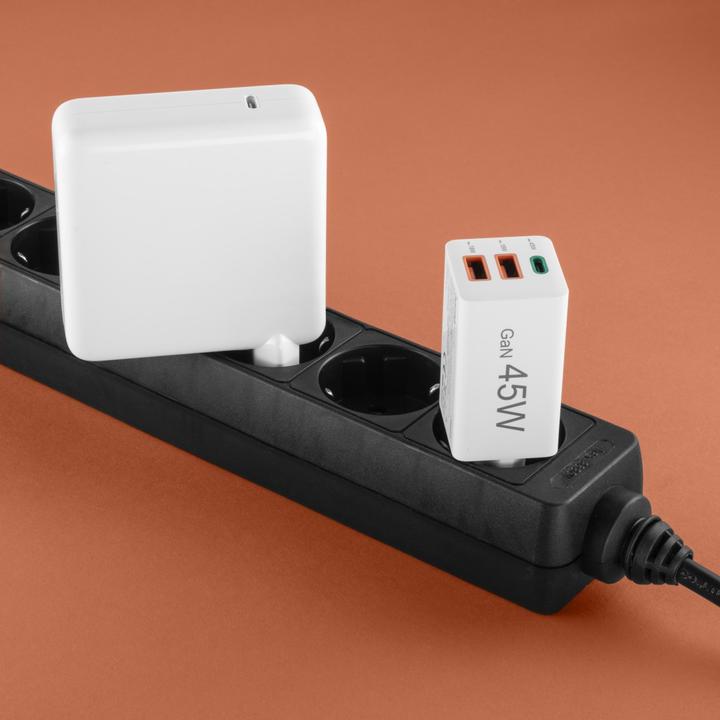 Actual product image Hama Fast charger, GaN, 1x USB-C PD, 2x USB-A QC, mini charger, 45 W, white (45 W, 3 ports)