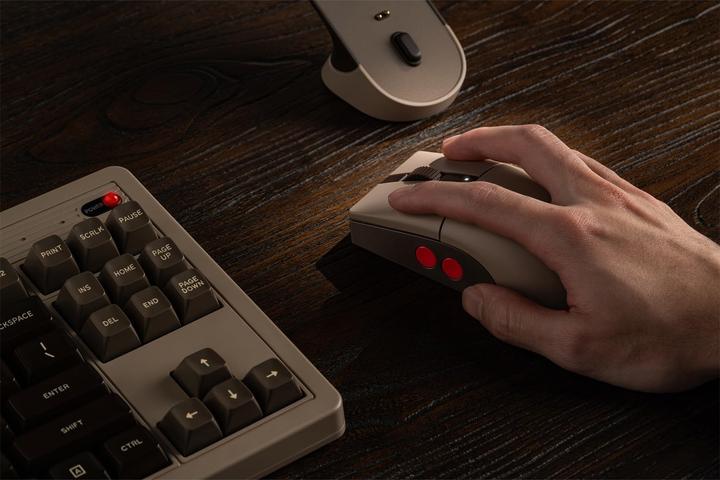Produktbild 8bitdo - Retro R8 Mouse C64 Edition - Grey (Docking, Kabelgebunden, Kabellos)