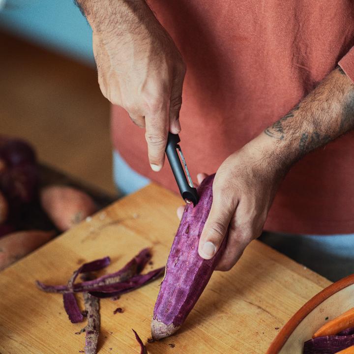 Actual product image Fiskars - FunctionalForm Peeler, Swing