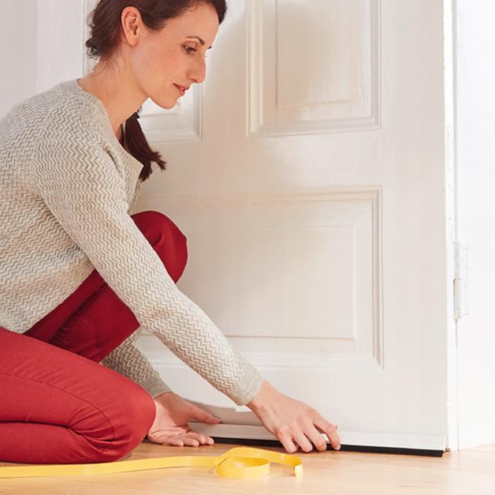 Produktbild tesa tesamoll STANDARD Türdichtschiene, selbstklebende Türdichtung für glatte Böden (0.10 kg, Weiss)