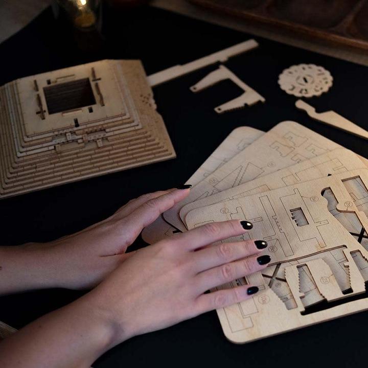 Produktbild Escape Welt Quest Pyramide - Rätselbox Bausatz (Deutsch)