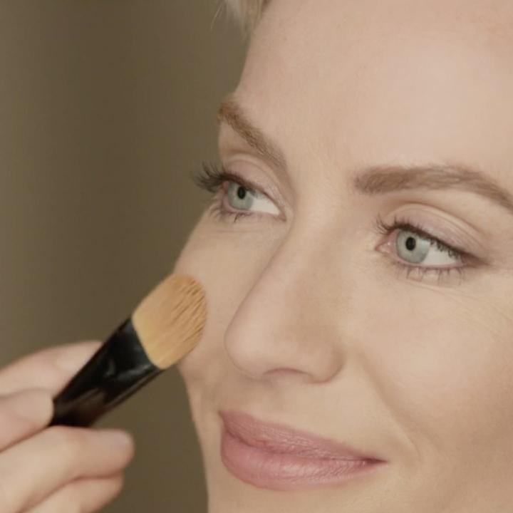 Actual product image Max Factor Radiant Lift (60 Sand)