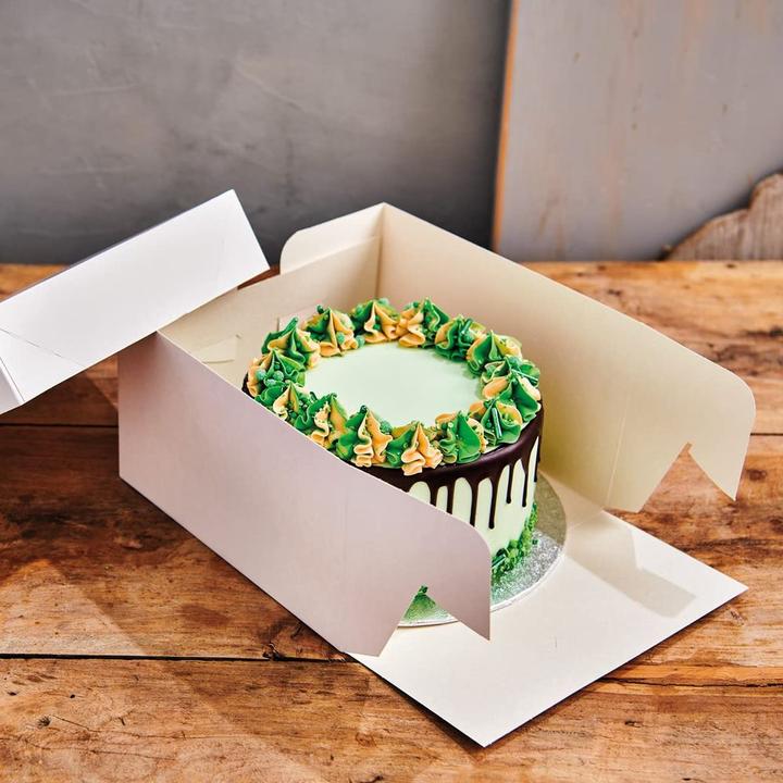 Actual product image FunCakes Cake box and cake plate