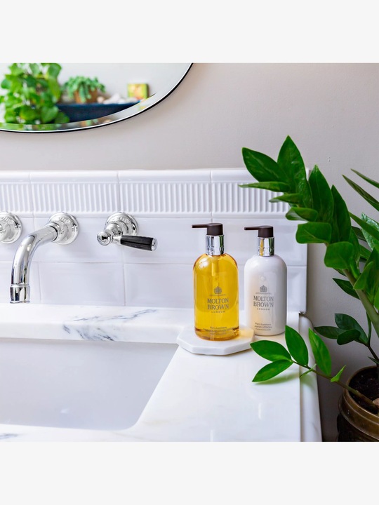 Actual product image Molton Brown Flora Luminare Fine Liquid Hand Wash (Liquid soap, 300 ml)