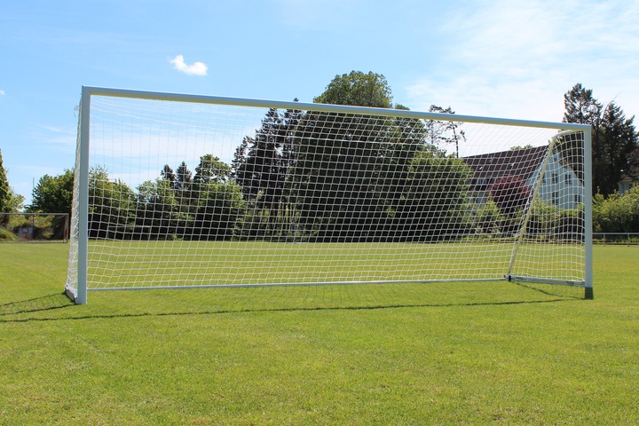Sport-Thieme Grossfeld-Fussballtor mit klappbarem Netzbügel und Bodenrahmen