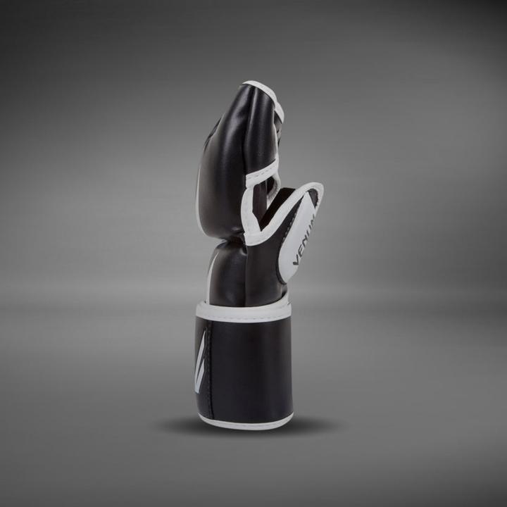 Actual product image Venum Challenger (4 OZ, M)