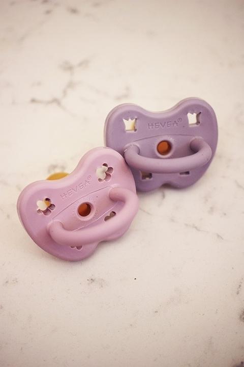 Image du produit Hevea Lot de 2 tétines en caoutchouc naturel, Dusty Violet + Light Orchid - orthodontie (à partir de 3 (2 x, à partir de 3 M.)