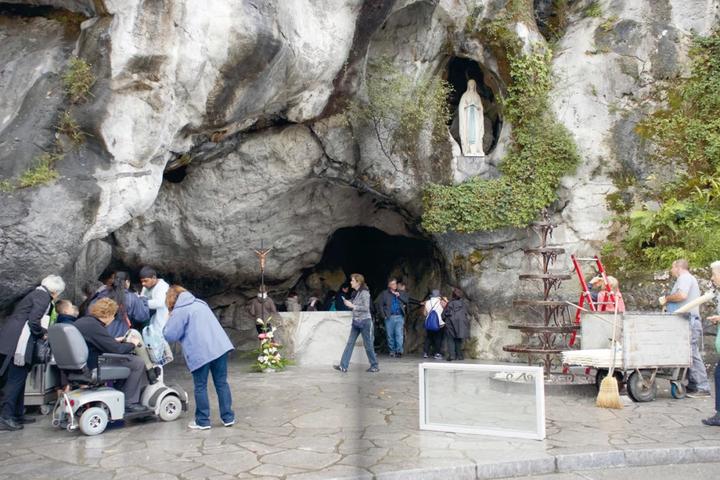 Actual product image Brad Downey. Slapstick Formalism (English, Matthew Murphy, Jimmie Durham, Alain Bieber, Lukas Feireiss, Rafael Schacter, 2020)