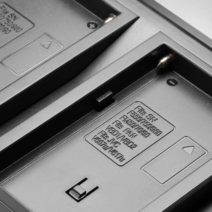 Actual product image Newell Neewer Dual LCD Charger Sony NP-F550 F570 F770 (Camera battery charger)