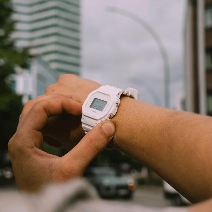 Produktbild Casio DW-5600WW-7ER (Chronograph, Digitaluhr, 48.90 mm)