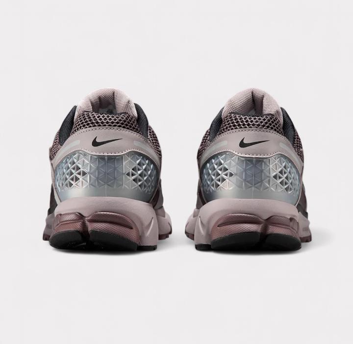 Immagine prodotto Nike Zoom Vomero 5 (40.5)