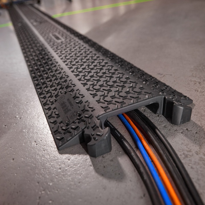 Produktbild Defender XPRESS 100 BLK R - XPRESS Drop-over Kabelbrücke 100mm Retail, schwarz (Kabelbrücke, 10 cm)
