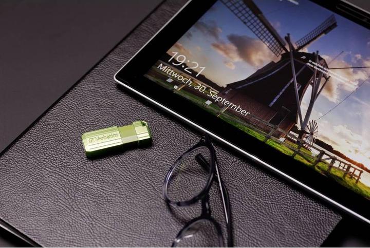 Actual product image Verbatim Store n Go Pinstripe USB 2.0 Eucalyptus Green 32GB (32 GB, USB-A)