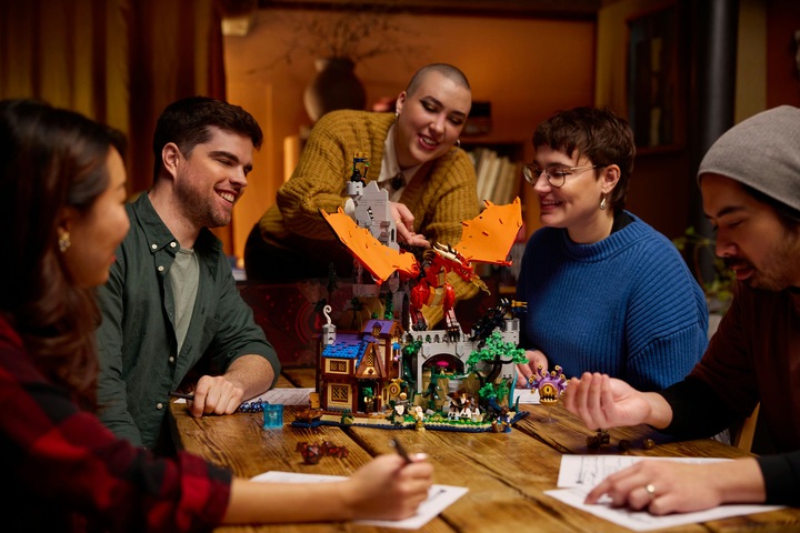 Immagine prodotto LEGO 21348 Dungeons & Dragons: La saga del Drago Rosso (21348, LEGO Ideas, Set LEGO rari)