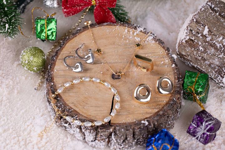 Actual product image Hanah Home Advent Calendar Mix V3 Red