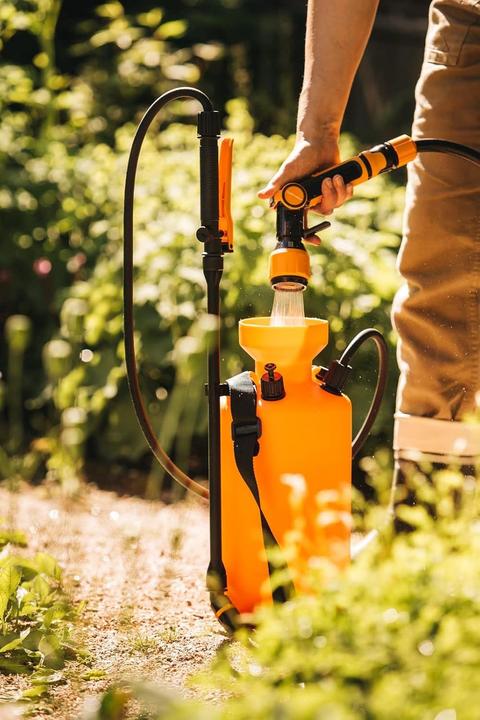 Productafbeelding Fiskars Drukspuit, Voor plantenbehandelingen op waterbasis, Verstelbaar spuitpatroon, Veiligheid (5 l)