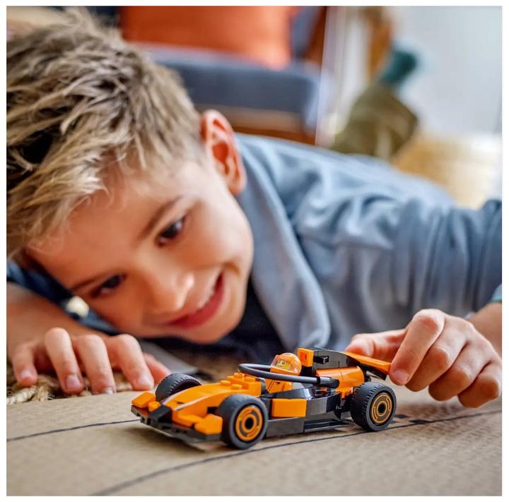 Actual product image LEGO F1 Rennfahrer mit McLaren Rennauto (60442, LEGO City)