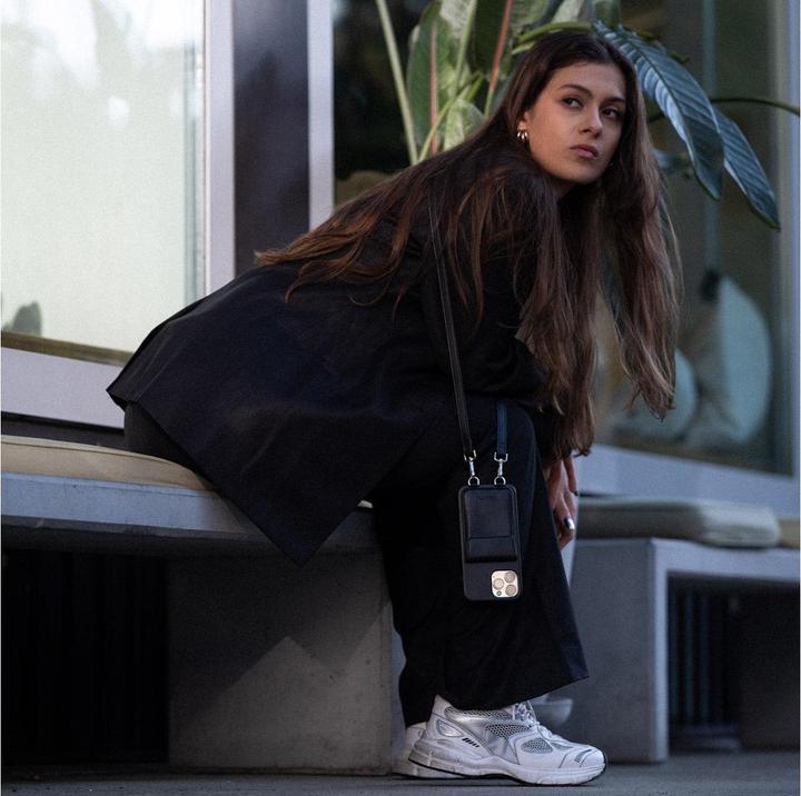 Actual product image Urbany's Necklace Case Handykette+ DEEP SEA iPhone 17