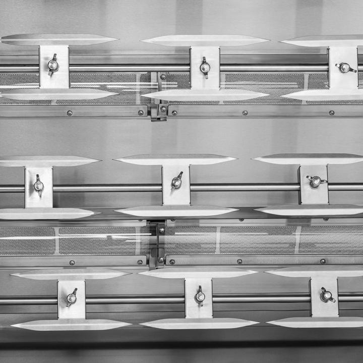 Produktbild Royal Catering Mobiler Gas-Hähnchengrill 4 Spiesse mit Beleuchtung und Rädern 3 x 5,5 kW (16.50 kW)