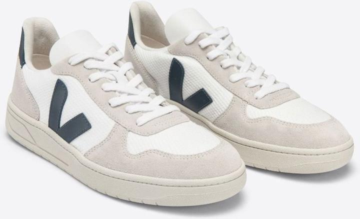 Actual product image Veja V-10 (37)
