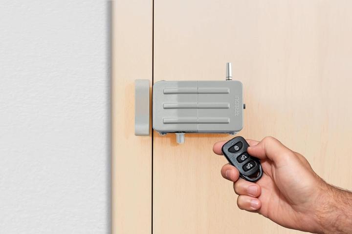 Actual product image Arregui Invisible Safety Door Lock with Remote Controls