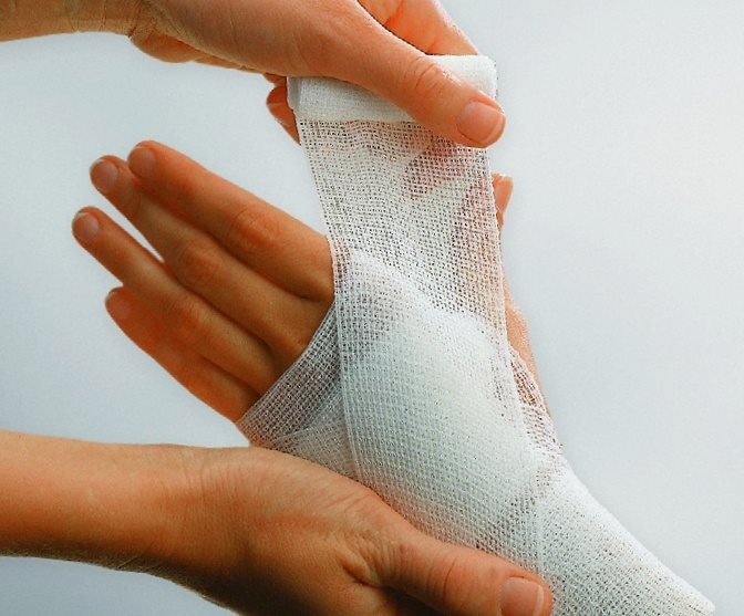 Actual product image Lohmann & Rauscher Elastic fixation bandage white
