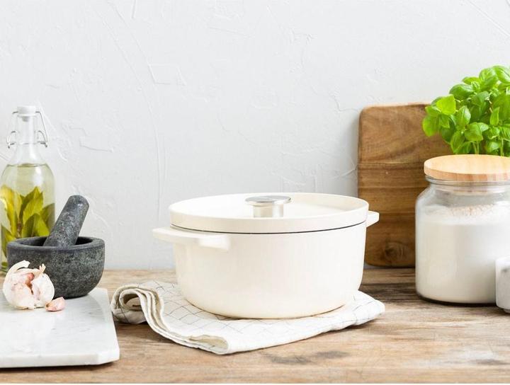 Actual product image KitchenAid braadpan 22cm - gemailleerd gietijzer - amandel wit - rond (26 cm, Casserole + Stewpot, Cast iron)