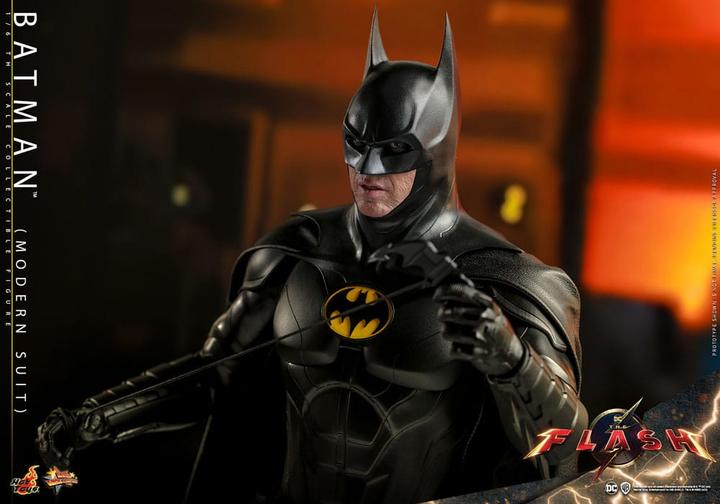 Actual product image Hot Toys The Flash figurine Movie Masterpiece 1/6 Batman (Modern Suit) 30 cm