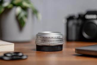 Produktbild Voigtländer Color-Skopar 18mm / 2.8 asph. silber (Fujifilm X, APS-C / DX)