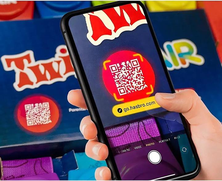 Actual product image Hasbro Gaming Twister Air (German, 1 - 8 Players)