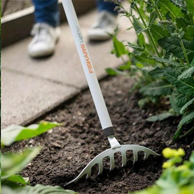 Actual product image Fiskars Light rose rake 1019607