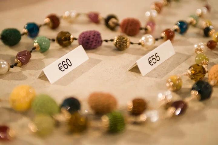 Produktbild Brother TZe-221 (0.90 cm, Weiss, Schwarz)