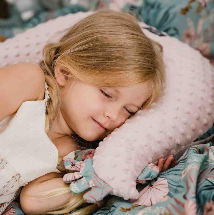 Produktbild La Millou Nursing pillow Chic chick Velvet touch - Raffaelo (50 cm)