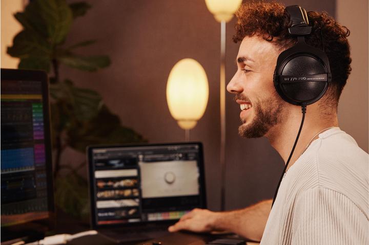 Produktbild Beyerdynamic DT 770 Pro Black Limited Edition (Keine Geräuschunterdrückung, Kabelgebunden)