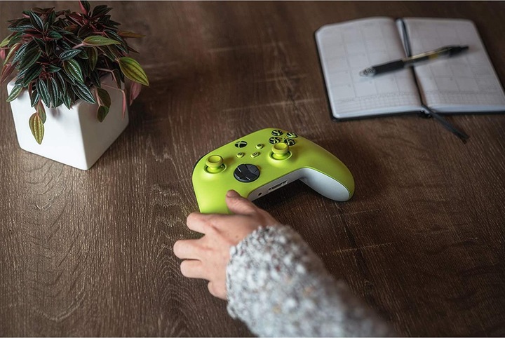 Produktbild Microsoft Xbox Wireless Controller - Electric Volt (Xbox Series X, Xbox One X, PC, Xbox One S, Xbox Series S)
