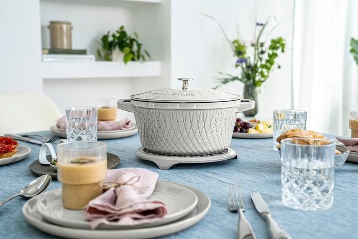 Productafbeelding Staub Twisted Cocotte 20 cm, rond, White Truffle, gietijzer 2,29 (20 cm, Braadpan + kasserol, Gietijzer)