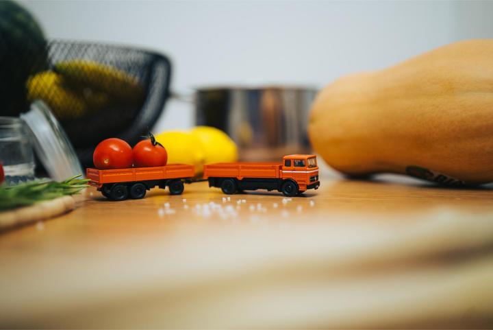 Actual product image Carson 1:87 MB 1620 Pritsche m.Anh.100% orange