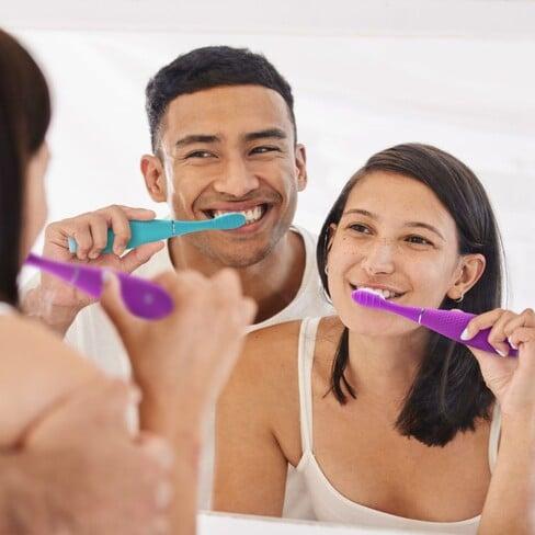 Actual product image Foreo issa™ 4 (Electric Toothbrush, Wild Strawberry, 1 unit) (Sonic toothbrush)