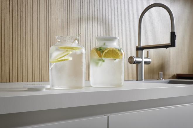 Produktbild Blanco Glaskaraffe | Durchsichtiges Glas, Marmordeckel | 1l Wasserkaraffe für kohlensäurehaltiges Wa (1 l)