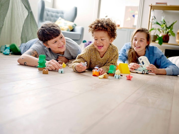 Produktbild LEGO Familienabenteuer mit Campingbus (10946)