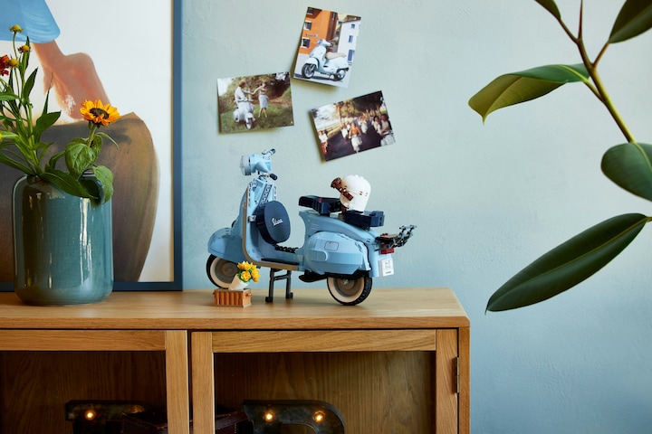 Actual product image LEGO Vespa 125 (10298, LEGO Icons, LEGO Rare Sets)