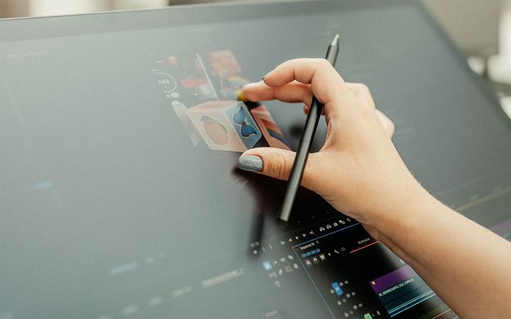 Productafbeelding Wacom Cintiq 24 touch DTH246 (23.80", 5080 lpi)
