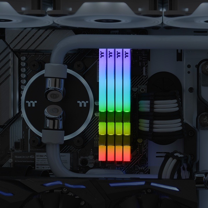 Immagine prodotto Thermaltake MEMORIA TOUGHRAM RGB WHITE 16GB (2X8GB) 3200 C16 (2 x 8GB, 3200 MHz, DDR4-RAM, DIMM)