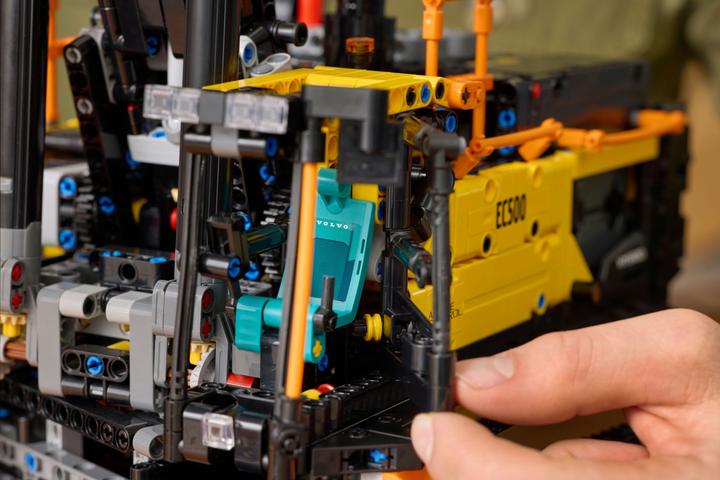 Actual product image LEGO Volvo EC500 Hybrid Bagger (42215, LEGO Technic)