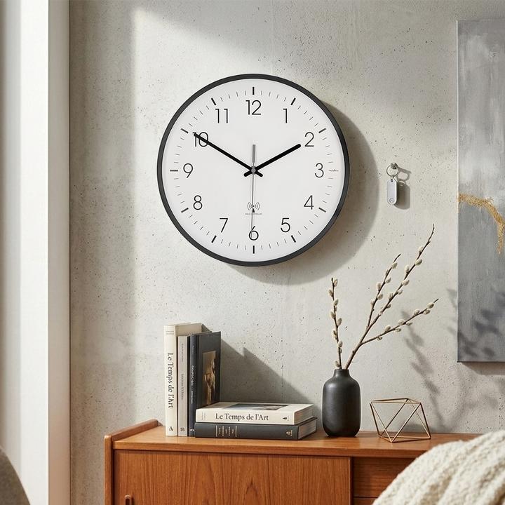 Produktbild Nedis Wanduhr | Durchmesser: 300 mm | Kunststoff | Funkgesteuerte Zeit | Leise Bewegung | Schwarz / (30 cm)