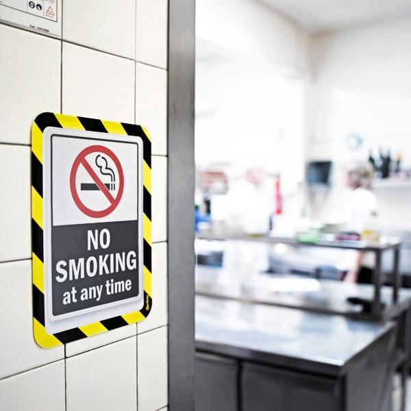 Produktbild Tarifold BIELLA Rahmen-Sichttafel Safety A4 rot/weiss selbstklebend (A4)