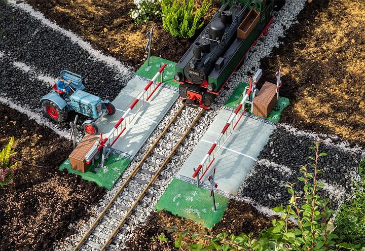 Actual product image Faller Railroad barrier with drive
