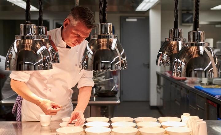 Actual product image The Restaurant (German, Heiko Nieder, 2021)